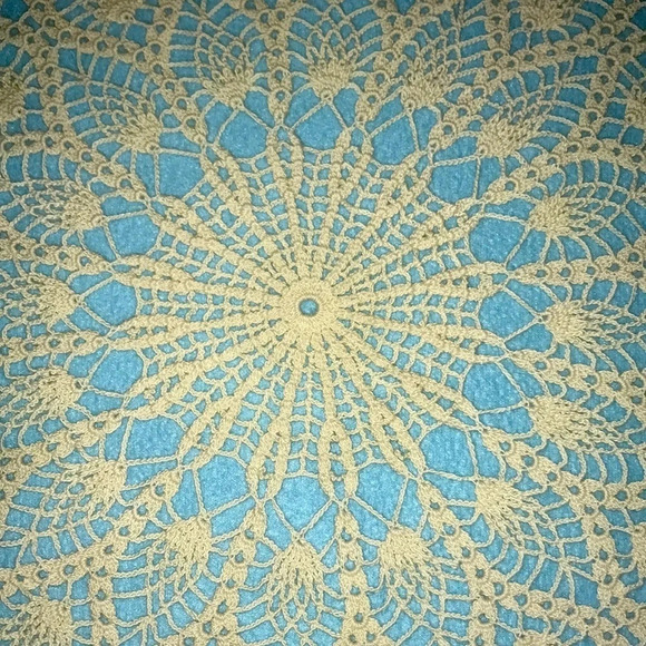 CROCHETED doily round tulip pattern handmade size 27 inch diameter - Picture 3 of 5